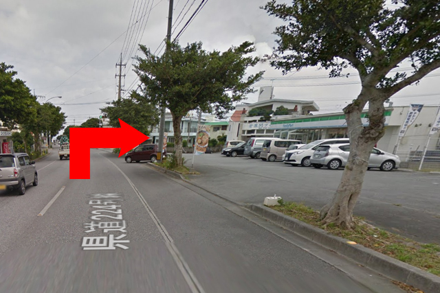 ファミリーマート目の前の十字路を右折